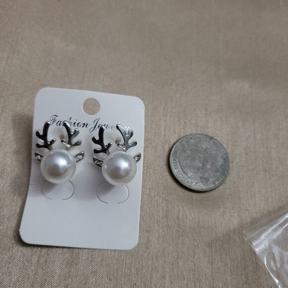 Faux pearl reindeer Christmas earrings with crystal ears - Picture 3 of 3